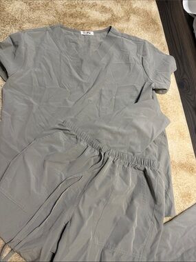 MedPia Gray Scrub Set - V-Neck Top & Drawstring Pants